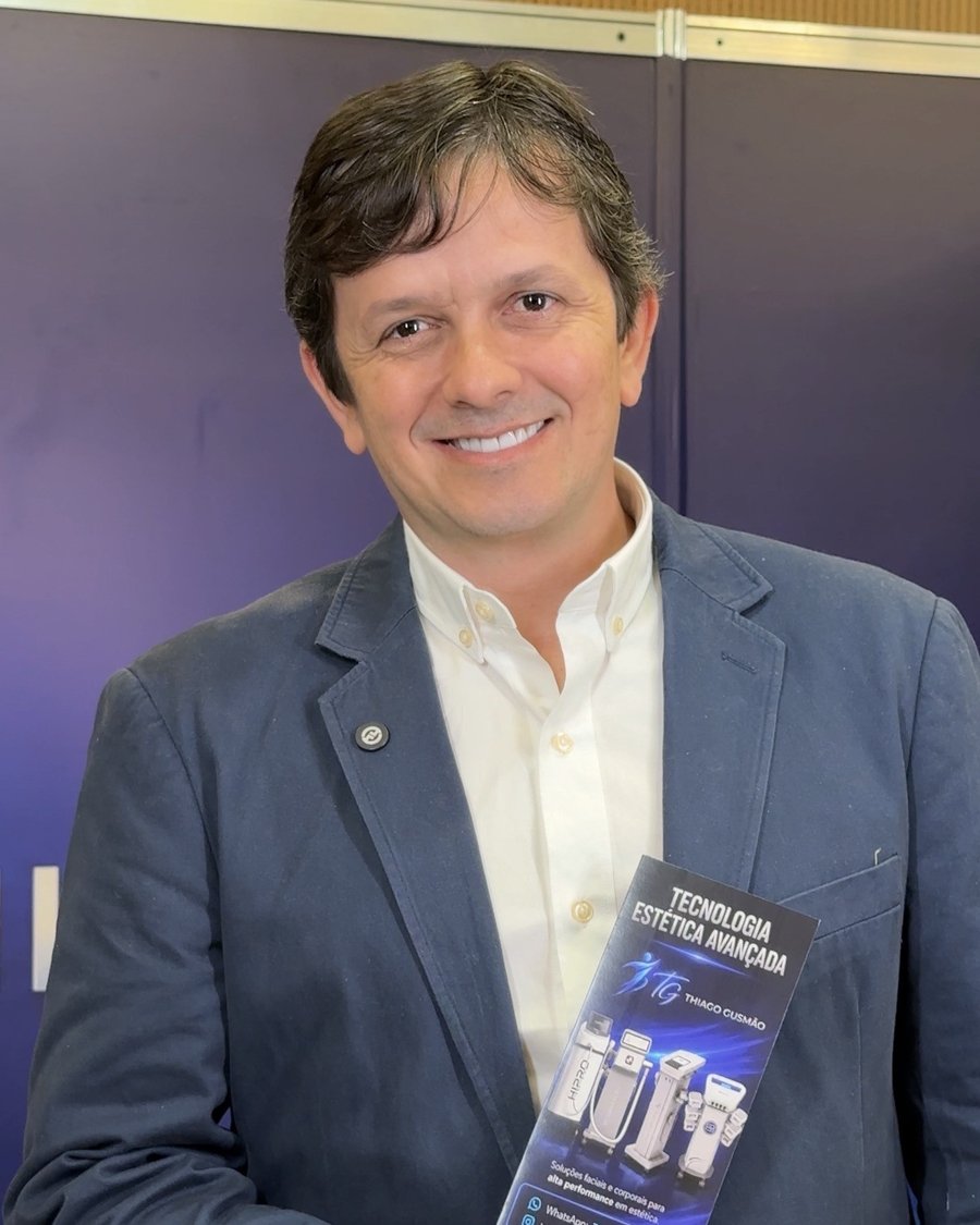 Thiago Gusmão apresentando as tecnologias estéticas avançadas utilizadas na clínica